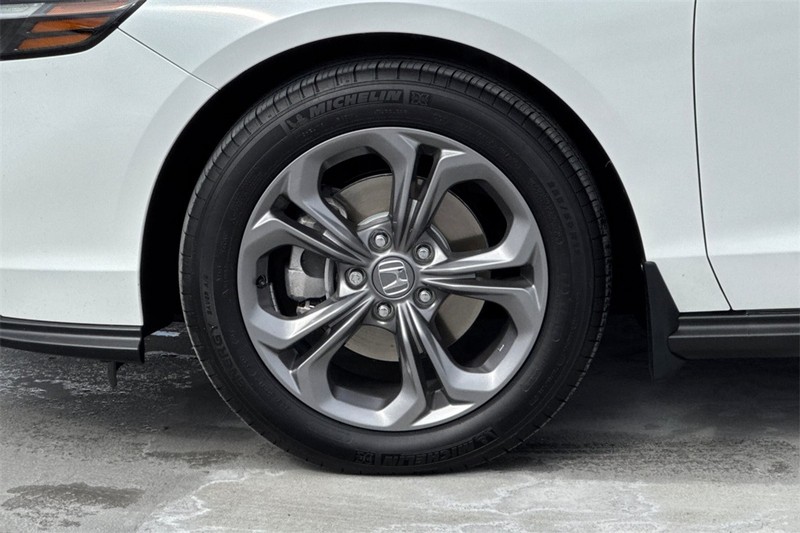 Honda Accord Sedan Vehicle Full-screen Gallery Image 24