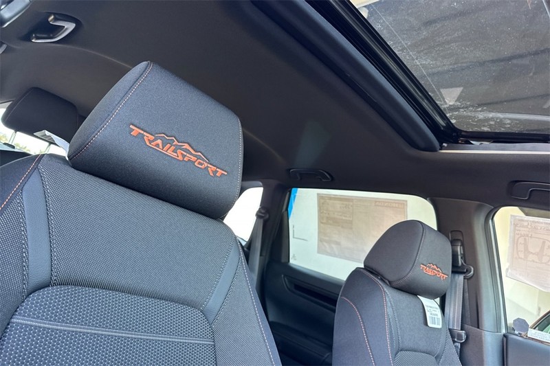 Honda CR-V Hybrid Vehicle Full-screen Gallery Image 14