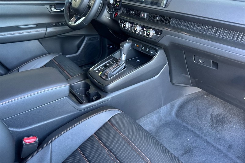 Honda CR-V Hybrid Vehicle Full-screen Gallery Image 13