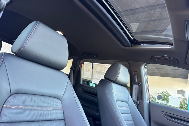 Honda CR-V Hybrid Vehicle Full-screen Gallery Image 14