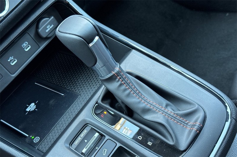 Honda CR-V Hybrid Vehicle Full-screen Gallery Image 18