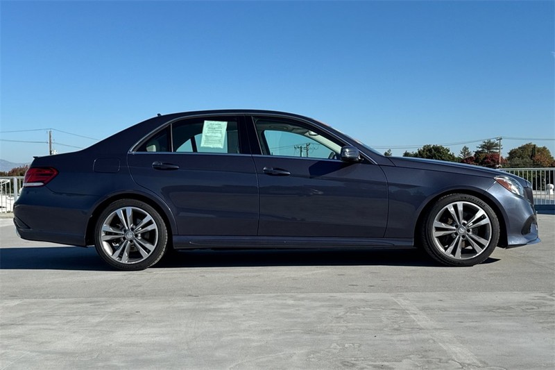 Mercedes-Benz E-Class Vehicle Full-screen Gallery Image 02