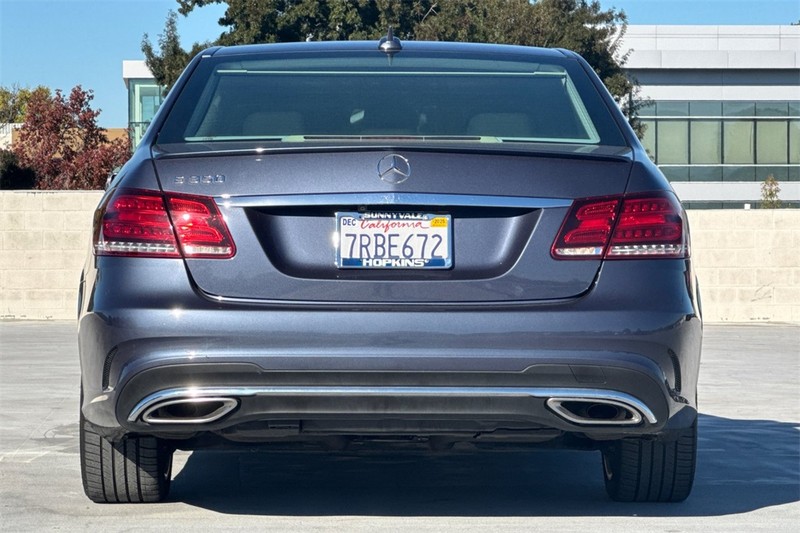 Mercedes-Benz E-Class Vehicle Full-screen Gallery Image 04