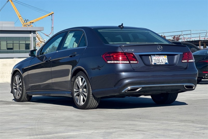 Mercedes-Benz E-Class Vehicle Full-screen Gallery Image 05