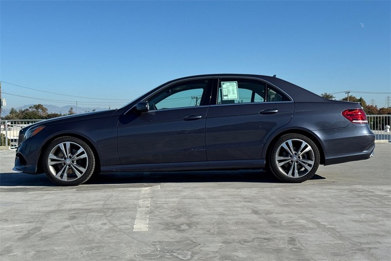 Mercedes-Benz E-Class Vehicle Full-screen Gallery Image 06