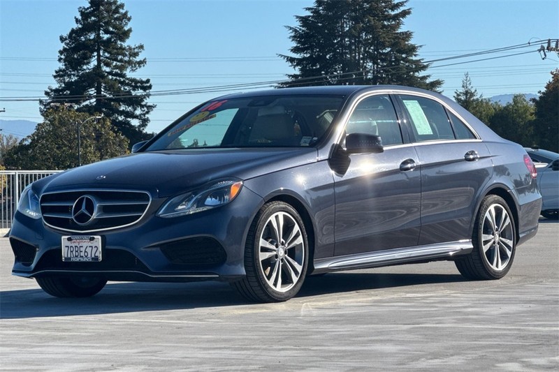 Mercedes-Benz E-Class Vehicle Full-screen Gallery Image 07