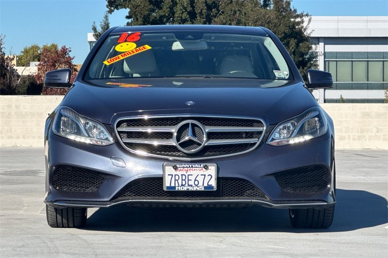 Mercedes-Benz E-Class Vehicle Full-screen Gallery Image 08