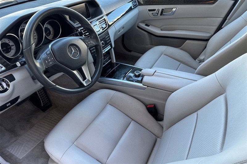 Mercedes-Benz E-Class Vehicle Full-screen Gallery Image 09