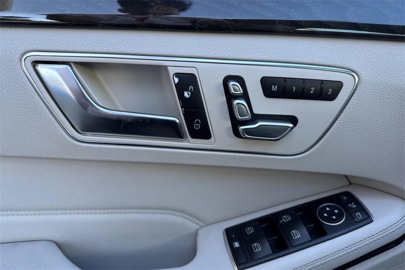 Mercedes-Benz E-Class Vehicle Full-screen Gallery Image 10