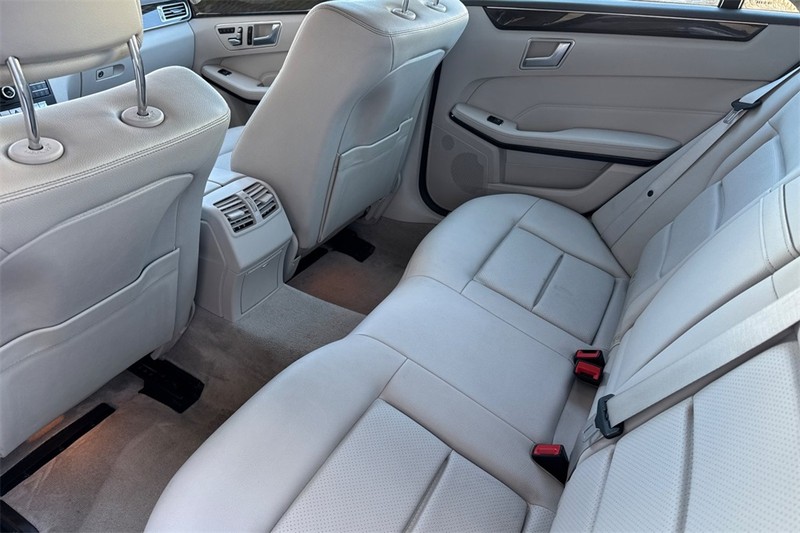 Mercedes-Benz E-Class Vehicle Full-screen Gallery Image 11