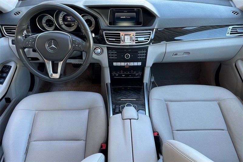 Mercedes-Benz E-Class Vehicle Full-screen Gallery Image 12