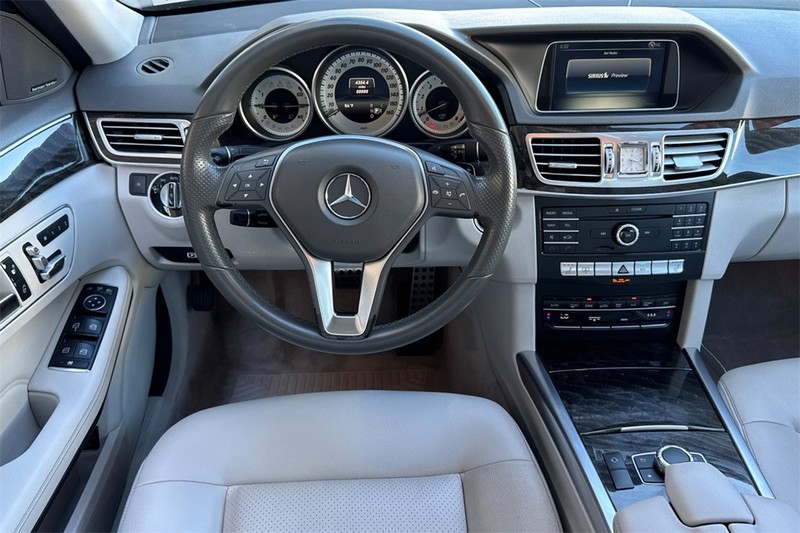 Mercedes-Benz E-Class Vehicle Full-screen Gallery Image 13