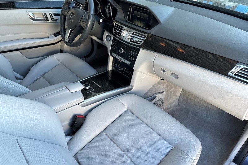 Mercedes-Benz E-Class Vehicle Full-screen Gallery Image 14