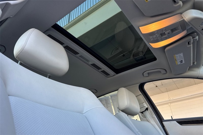 Mercedes-Benz E-Class Vehicle Full-screen Gallery Image 15