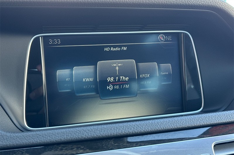 Mercedes-Benz E-Class Vehicle Full-screen Gallery Image 16