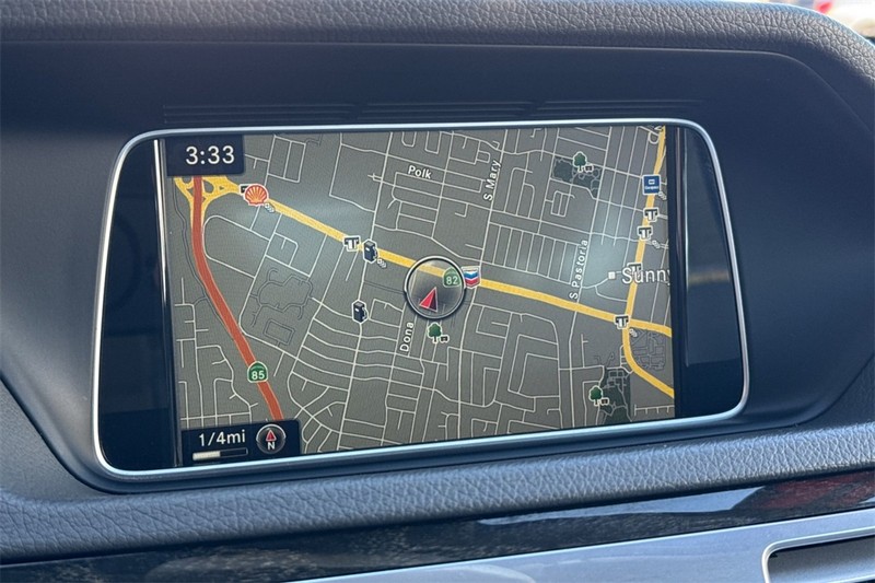 Mercedes-Benz E-Class Vehicle Full-screen Gallery Image 17