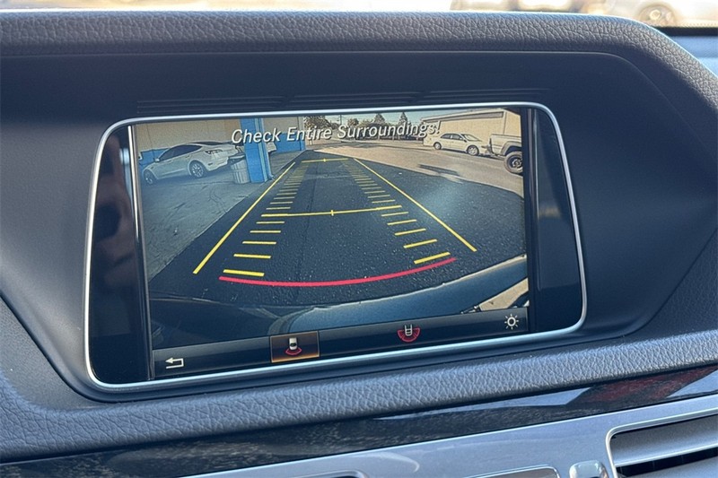 Mercedes-Benz E-Class Vehicle Full-screen Gallery Image 18