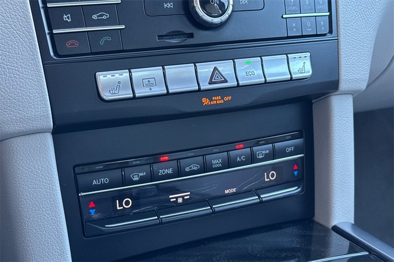 Mercedes-Benz E-Class Vehicle Full-screen Gallery Image 19