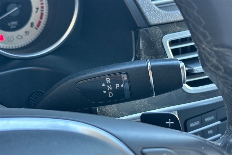 Mercedes-Benz E-Class Vehicle Full-screen Gallery Image 20