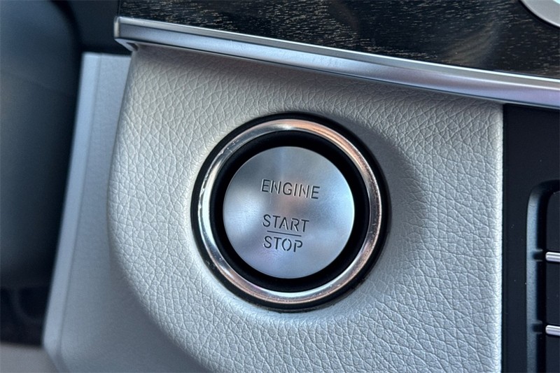 Mercedes-Benz E-Class Vehicle Full-screen Gallery Image 21