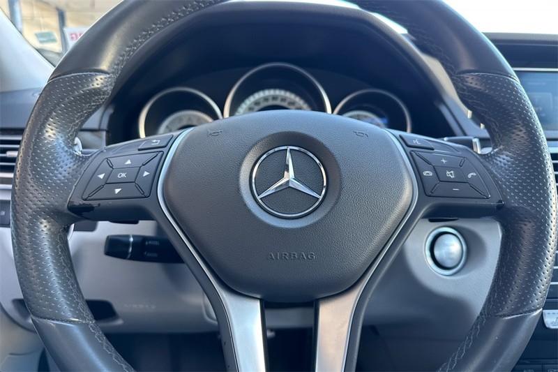 Mercedes-Benz E-Class Vehicle Full-screen Gallery Image 22