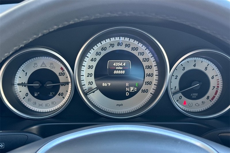 Mercedes-Benz E-Class Vehicle Full-screen Gallery Image 23