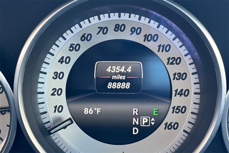 Mercedes-Benz E-Class Vehicle Full-screen Gallery Image 24