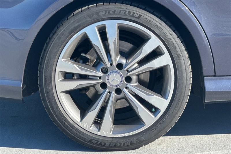 Mercedes-Benz E-Class Vehicle Full-screen Gallery Image 25