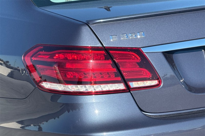 Mercedes-Benz E-Class Vehicle Full-screen Gallery Image 26