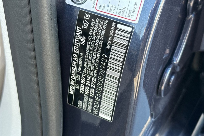 Mercedes-Benz E-Class Vehicle Full-screen Gallery Image 27