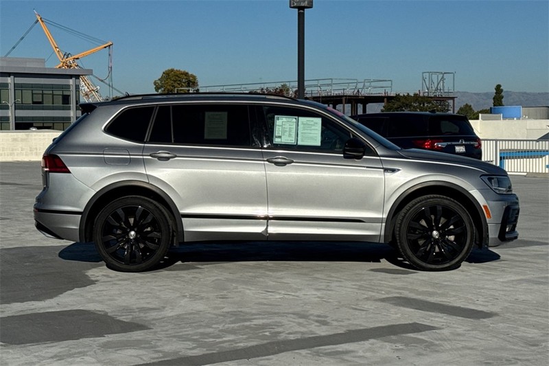 Volkswagen Tiguan Vehicle Full-screen Gallery Image 02