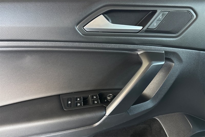 Volkswagen Tiguan Vehicle Full-screen Gallery Image 10