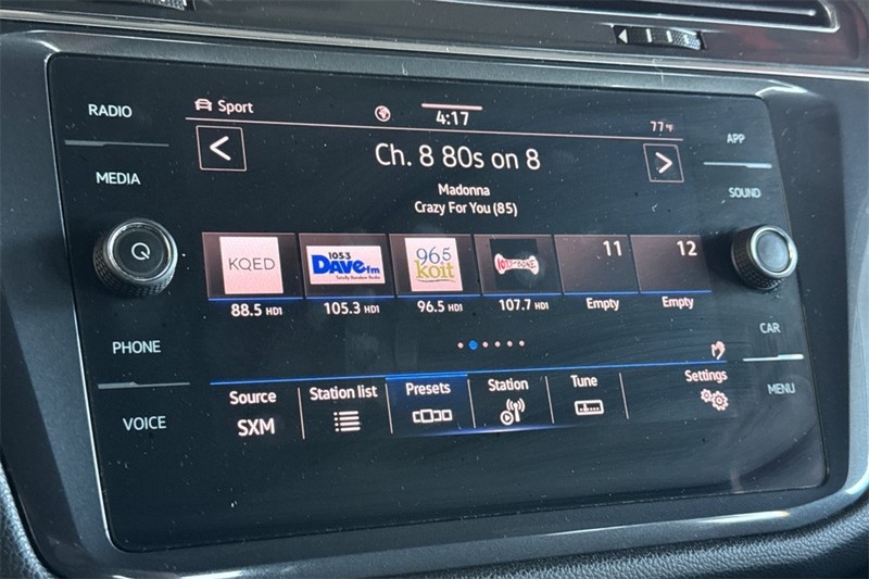 Volkswagen Tiguan Vehicle Full-screen Gallery Image 17