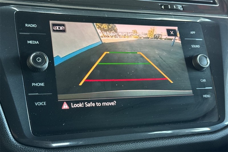 Volkswagen Tiguan Vehicle Full-screen Gallery Image 18