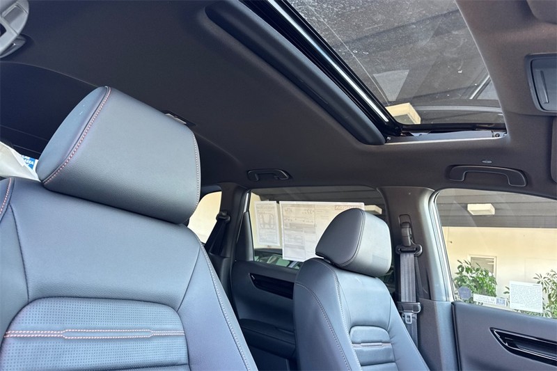 Honda CR-V Hybrid Vehicle Full-screen Gallery Image 14