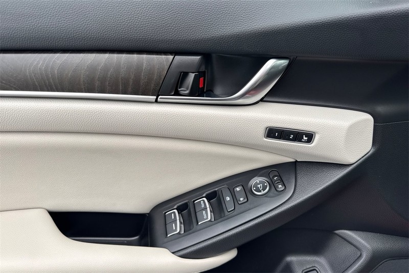 Honda Accord Sedan Vehicle Full-screen Gallery Image 10