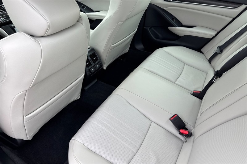 Honda Accord Sedan Vehicle Full-screen Gallery Image 11