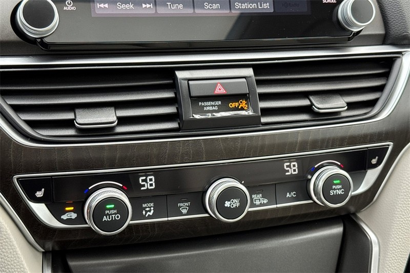 Honda Accord Sedan Vehicle Full-screen Gallery Image 18