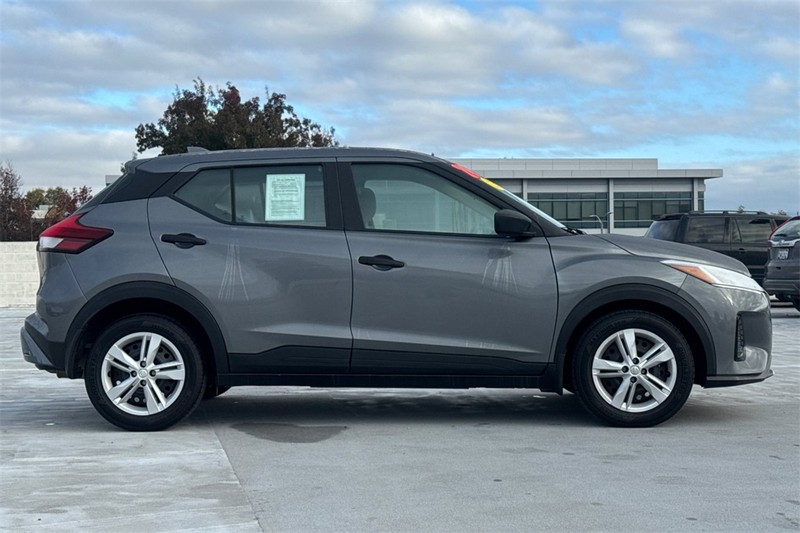 Nissan Kicks Vehicle Full-screen Gallery Image 02