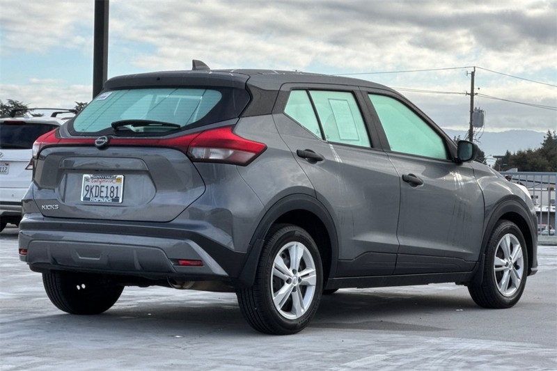 Nissan Kicks Vehicle Full-screen Gallery Image 03