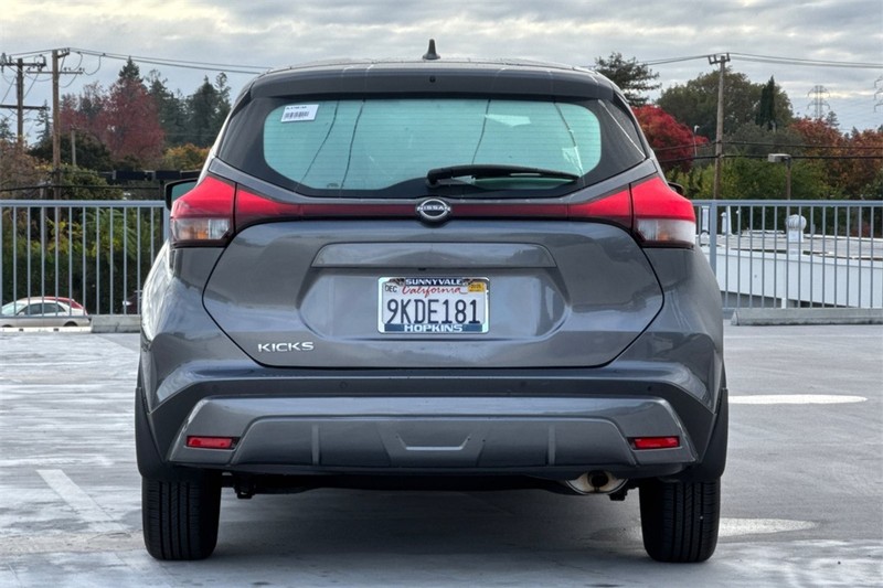 Nissan Kicks Vehicle Full-screen Gallery Image 04