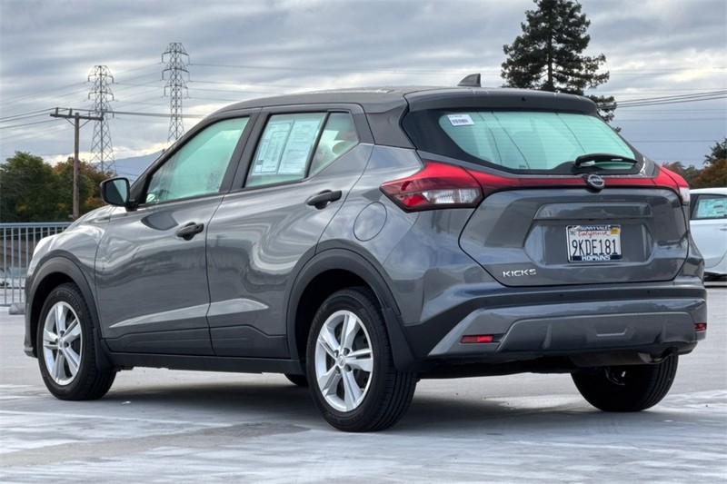 Nissan Kicks Vehicle Full-screen Gallery Image 05