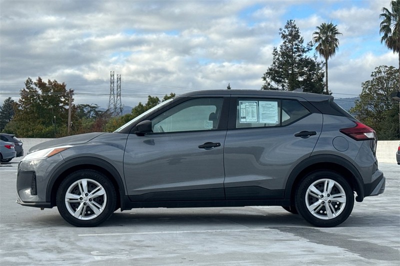 Nissan Kicks Vehicle Full-screen Gallery Image 06