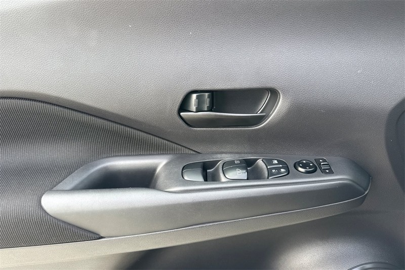 Nissan Kicks Vehicle Full-screen Gallery Image 10