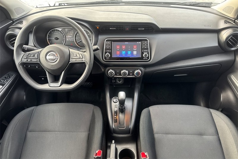 Nissan Kicks Vehicle Full-screen Gallery Image 12