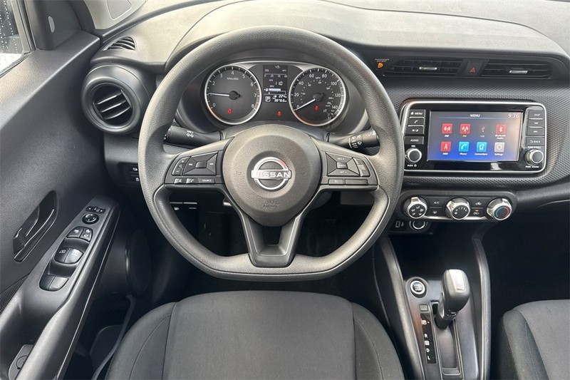 Nissan Kicks Vehicle Full-screen Gallery Image 13