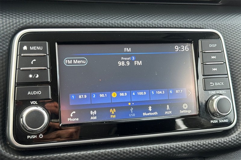 Nissan Kicks Vehicle Full-screen Gallery Image 16