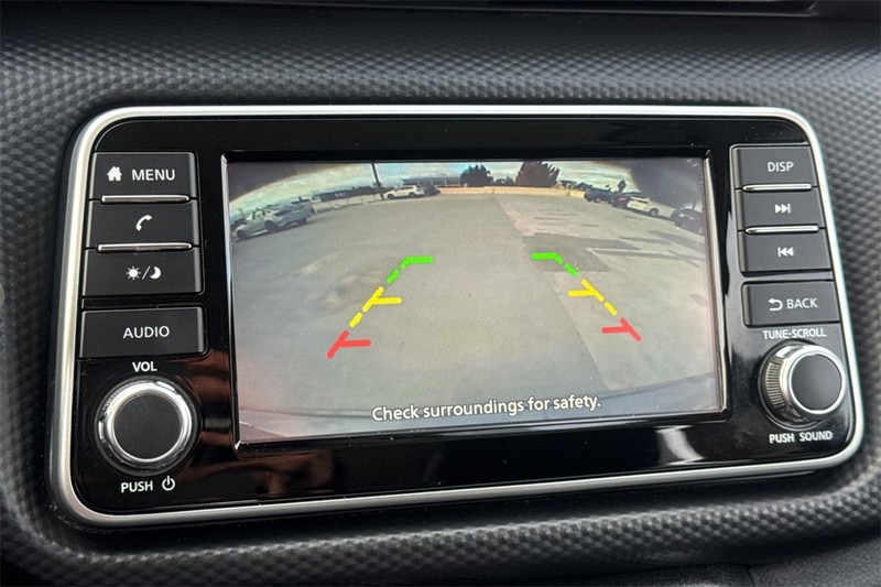 Nissan Kicks Vehicle Full-screen Gallery Image 17