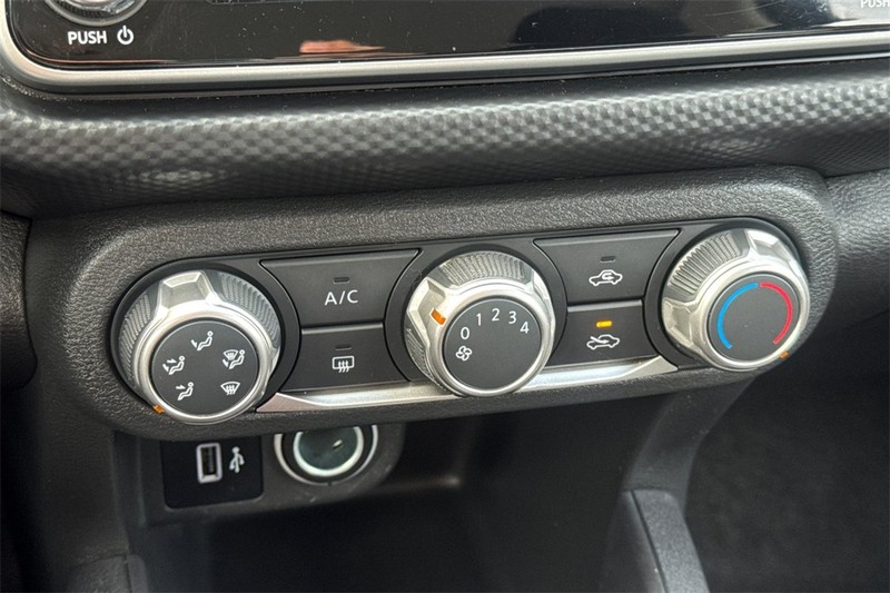 Nissan Kicks Vehicle Full-screen Gallery Image 18