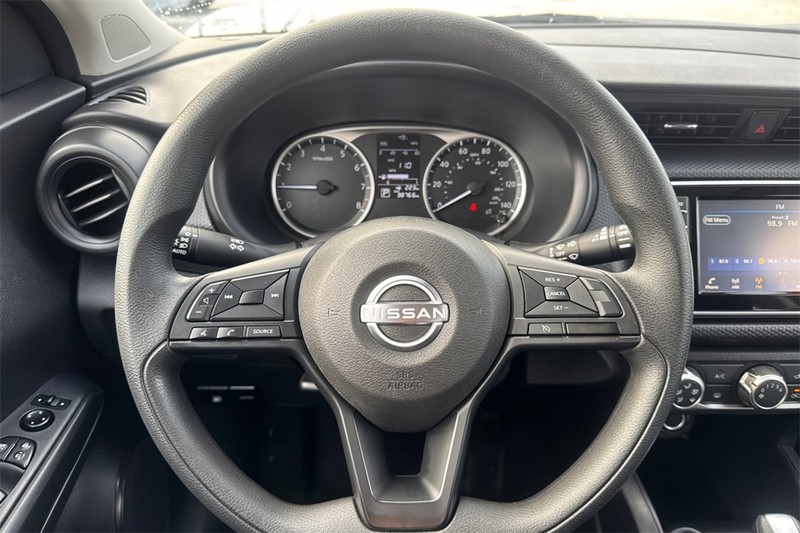 Nissan Kicks Vehicle Full-screen Gallery Image 21